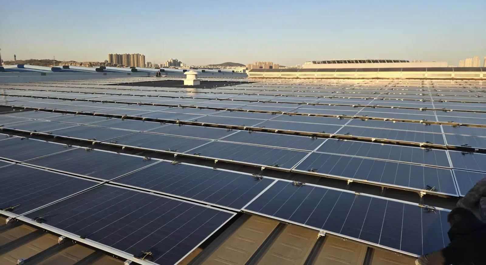 大連開発区の工業施設屋根に連続して設置された太陽光モジュール