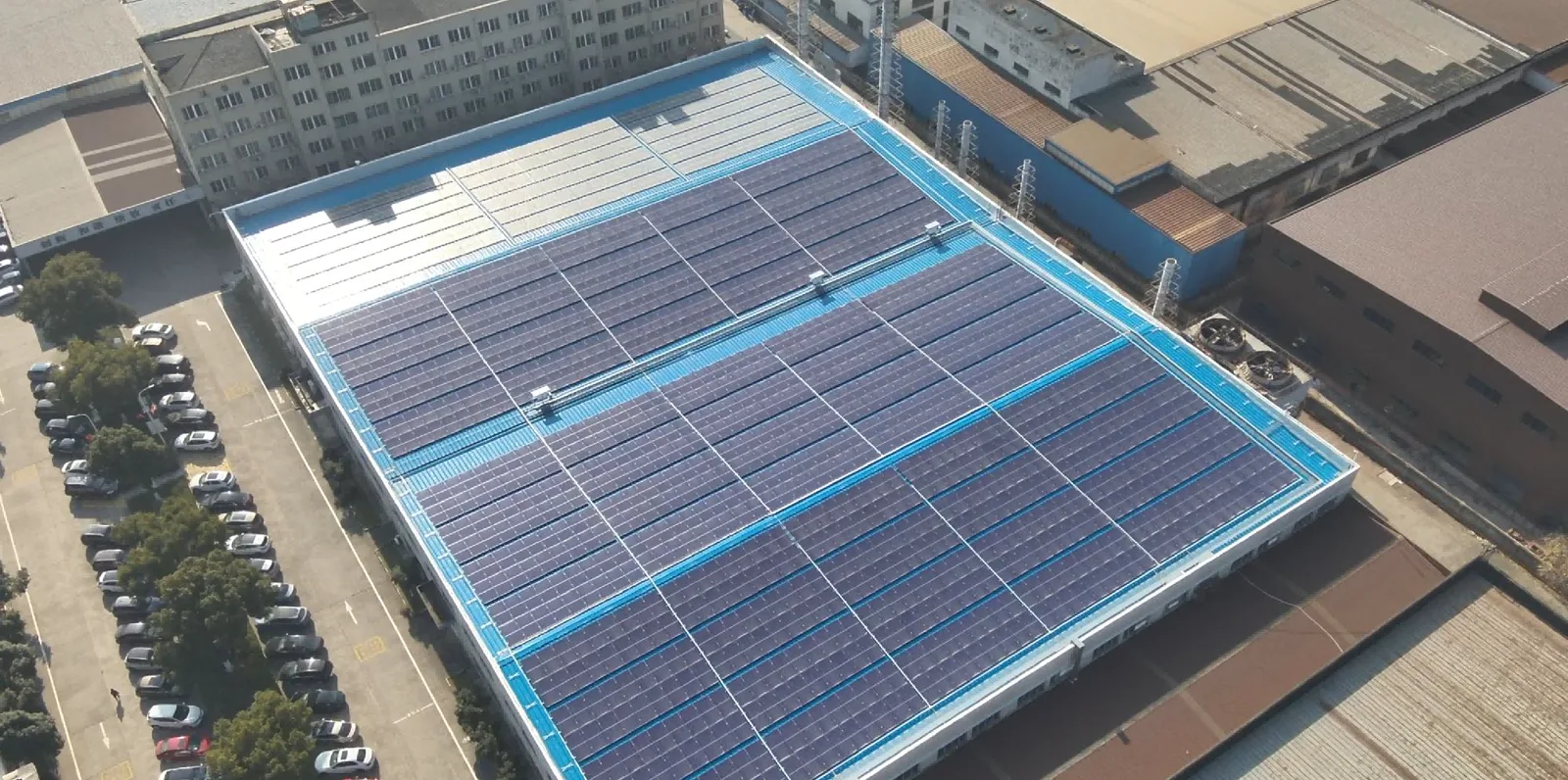 浚鑫科技園の既存建物屋根に設置された太陽光モジュール