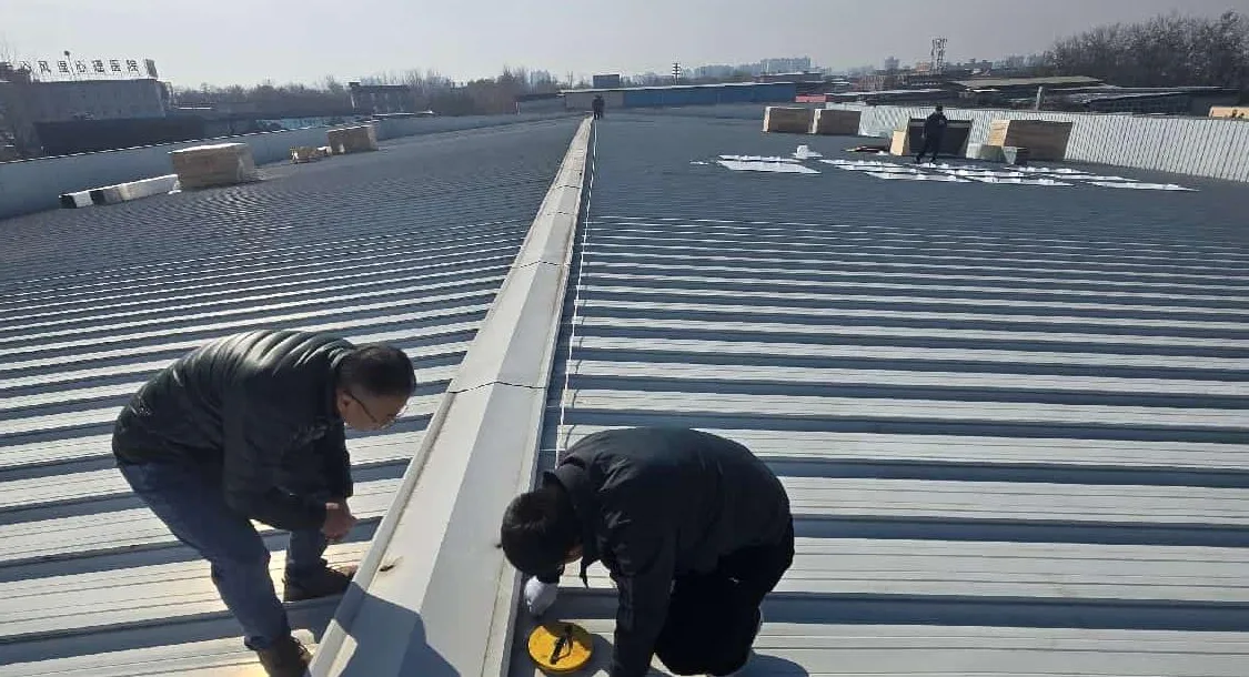 山西省臨汾の金属屋根で行われている太陽光モジュール設置作業