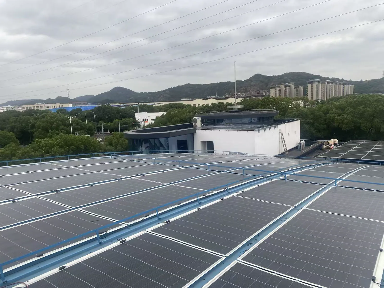 蘇州の工業施設の金属屋根に設置された太陽光モジュール