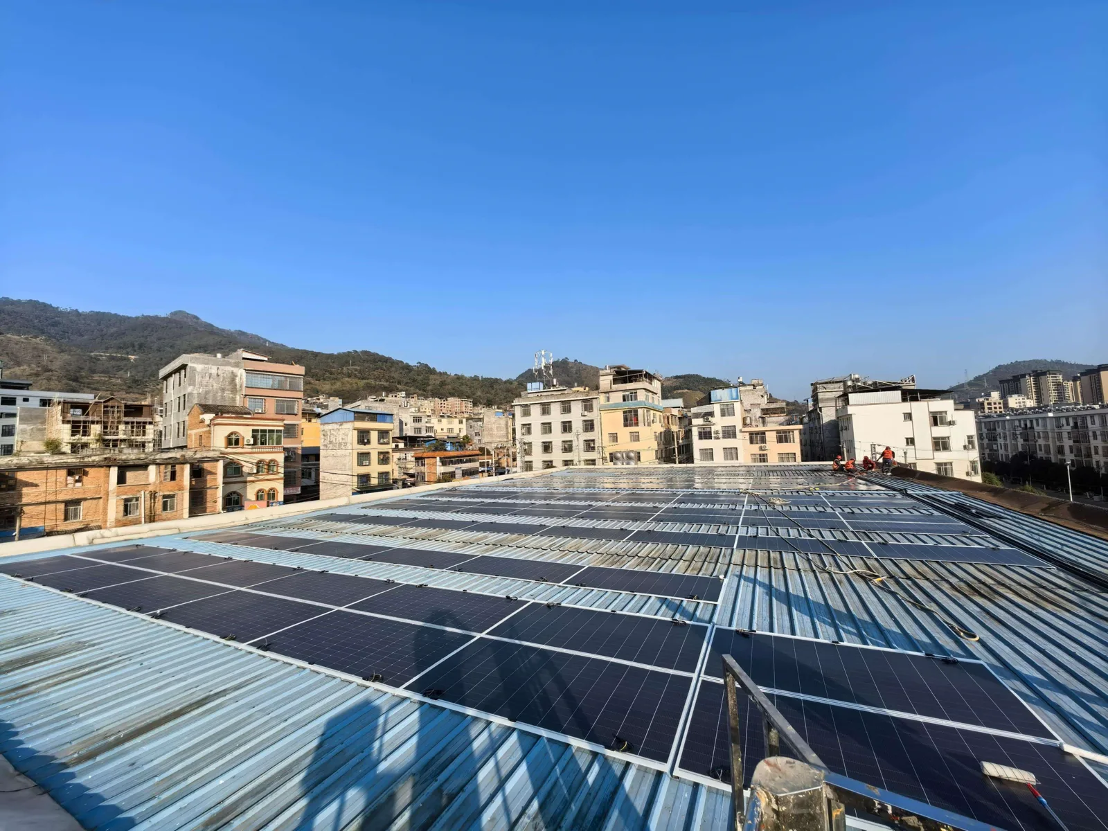雲南省のエネルギー施設の金属屋根に設置された太陽光モジュール